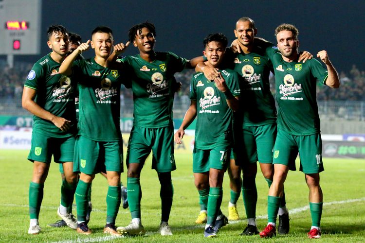 Pemain Persebaya Surabaya Denny Agus (tiga dari kanan) bersama pemain lain selebrasi seusai menjebol gawang Dewa United pada pertandingan pekan ke-34 Liga 1 2022-2023 yang berakhir dengan skor 3-0 di Stadion Gelora Joko Samudro Gresik, Sabtu (15/4/2023) malam.
