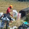 1 Ton Sampah Sisa Pendaki Menumpuk di Puncak Gunung Gede Pangrango