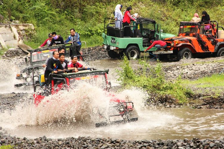 Rasakan Sensasi Serunya Manuver Air di Lava Tour Merapi