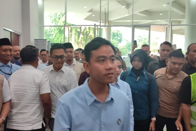 Calon wakil presiden nomor urut 2, Gibran Rakabuming, menghadiri acara Silaturahmi Nasional Desa Bersatu 2023 yang terdiri dari 8 organisasi perangkat desa, Minggu (19/11/2023), di Indonesia Arena, Gelora Bung Karno, Jakarta.