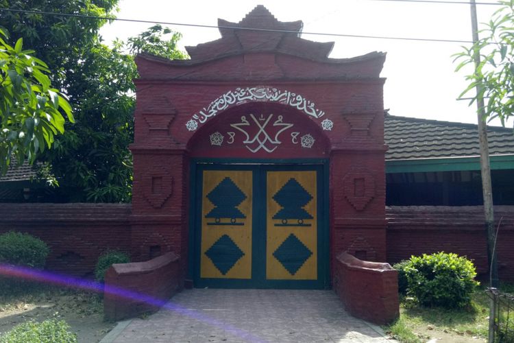 Masjid Agung Sang Cipta Rasa atau lebih dikenal sebagai Masjid Agung Cirebon. Gerbang utamanya terbuat dari susunan bata merah yang rapat dan tinggi. 