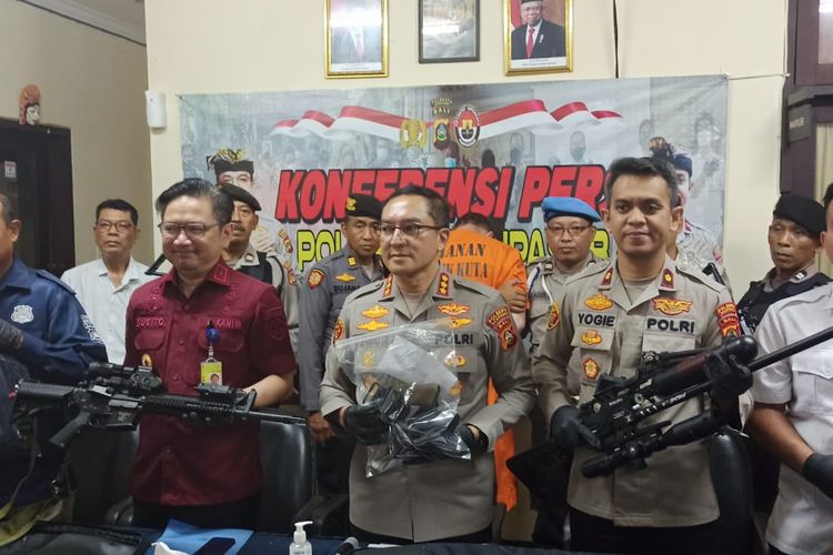 Polisi saat menunjukkan barang bukti senjata dan pistol air soft gun yang disita dari warga negara Australia, DDI, tersangka kasus penganiayaan kekasihnya APS (33). Konferensi pers ini digelar di Kantor Polsek Kuta pada Selasa (6/6/2023). Kompas.com/ Yohanes Valdi Seriang Ginta