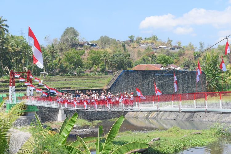 TNI Bangun Jembatan Gantung 60 Meter, Akses Anak Sekolah 2 Desa di Buleleng Aman