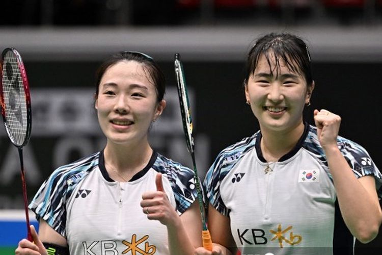 Ekspresi pasangan ganda putri Korea Selatan, Jeong Na-eun/Kim Hye-Jeong, usai juara Korea Open 2022. Mereka kini juara Japan Open 2022 setelah memenangi duel kontra kompatriotnya, Baek Ha-na/Lee Yu-lim, di Maruzen Intec Arena Osaka, Minggu (4/9/2022). (Photo by Jung Yeon-je / AFP)