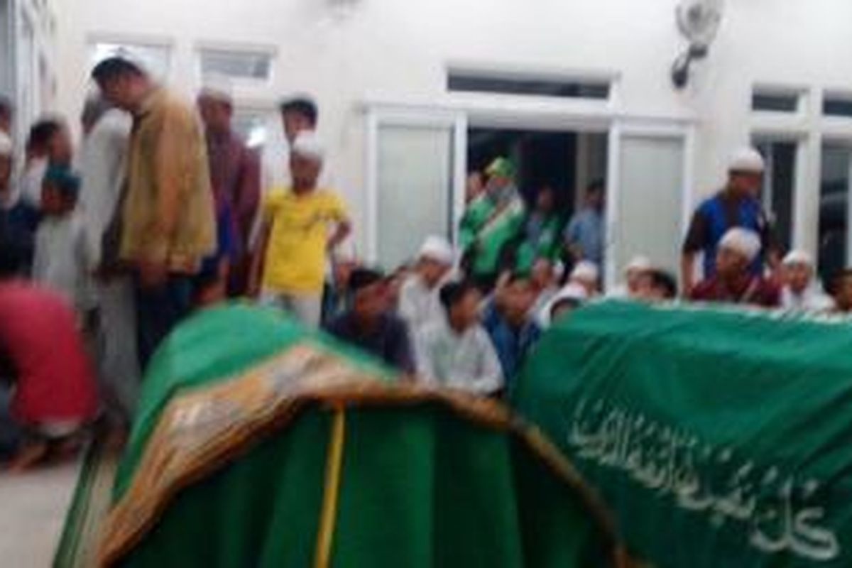 Jasad Gunawan dan Lestari dishalatkan di Mushala Al Hikmah, Rabu (16/9/2015) petang