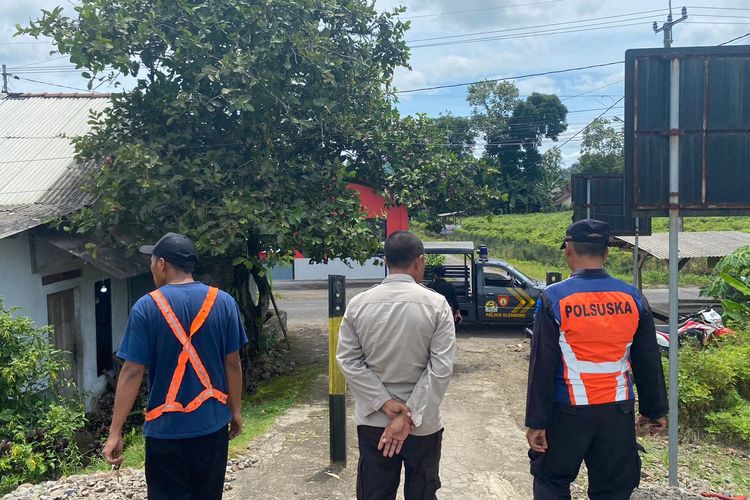 Motor yang tertemper KA Pandanwangi dievakuasi petugas di Tegalharjo, Glenmore, Kamis, (16/1/2025) 