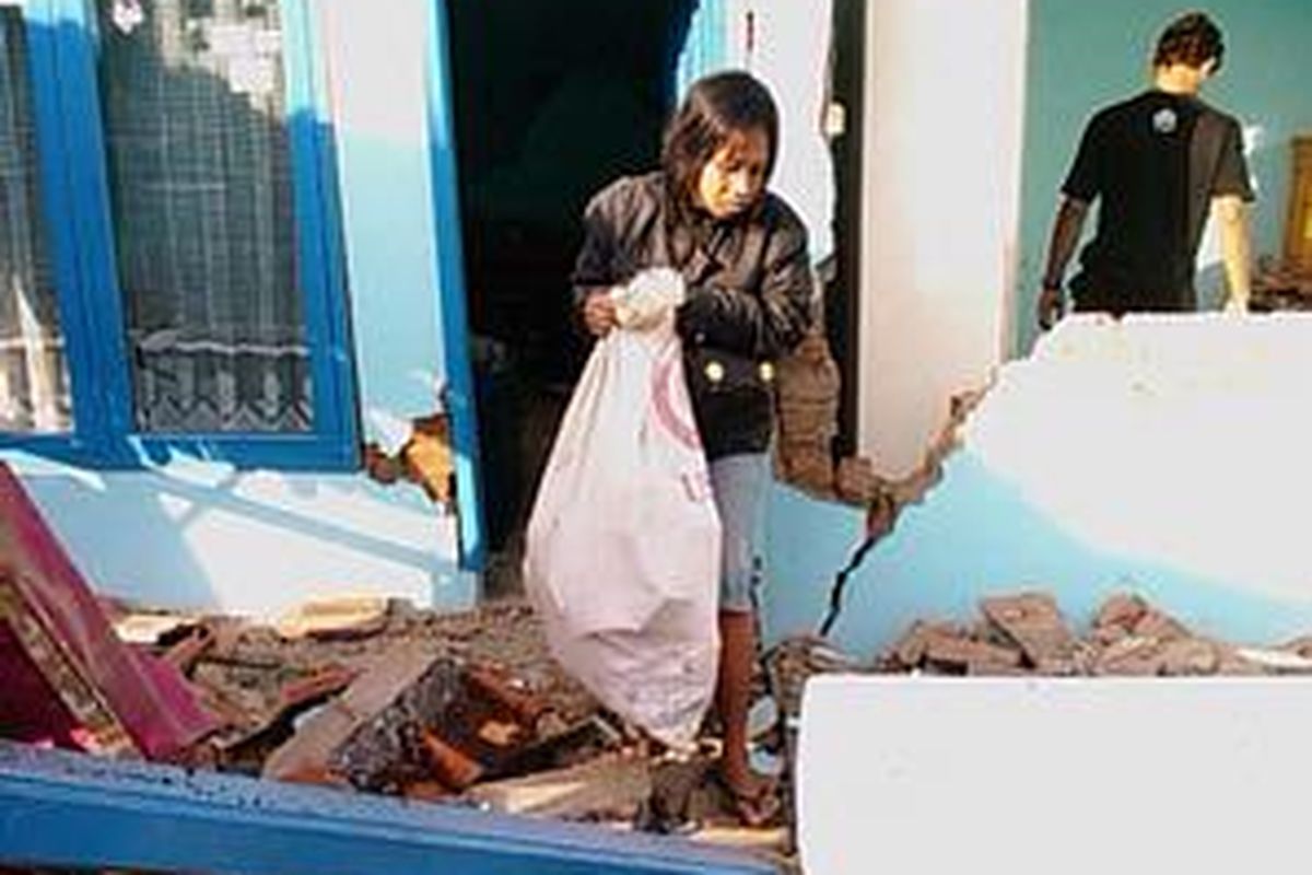 warga mengangkut barang dari reruntuhan rumah di Kecamatan Cigalontang, Tasikmalaya, Kamis (3/9)