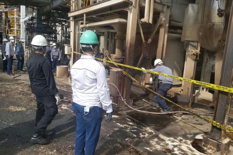 Polisi bersama pihak manajemen PT MCCI melakukan pengecekan lokasi ledakan di pipa mesin reaktor