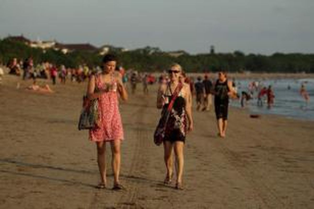 Wisatawan menikmati sore di Pantai Kuta, Bali, Sabtu (22/6/2013). Keindahan wisata pantai di sejumlah kawasan di Bali seperti Kuta, Seminyak, Jimbaran, Nusa Dua dan Tanjung Benoa masih menjadi daya tarik wisatawan baik domestik maupun mancanegara.