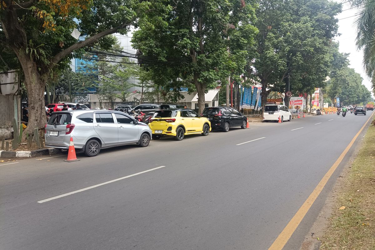 Parkir liar di depan Kopi Nako Yasmin Bogor 