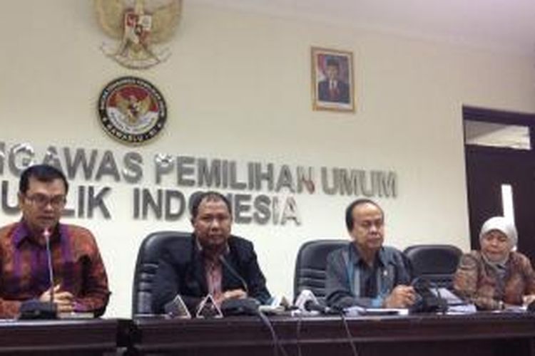 Komisi Nasional Hak Asasi Manusia (Komnas HAM) dan Badan Pengawas Pemilu yang diwakili oleh Nasrullah, seusai melakukan audiensi di Bawaslu, Jakarta Pusat, Rabu (16/7/2014).