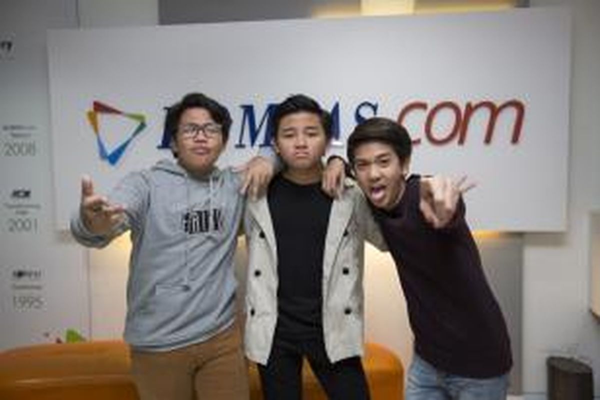 Grup musik CJR, Teuku Rizky Muhammad atau Rizky, Alvaro Maldini Siregar atau Aldi, dan Iqbaal Dhiafakhri Ramadhan atau Iqbal (kiri ke kanan), usai wawancara di newsroom Kompas.com di Gedung Kompas Gramedia, Jakarta, Jumat (23/1/2015). KOMPAS.com / FIKRIA HIDAYAT