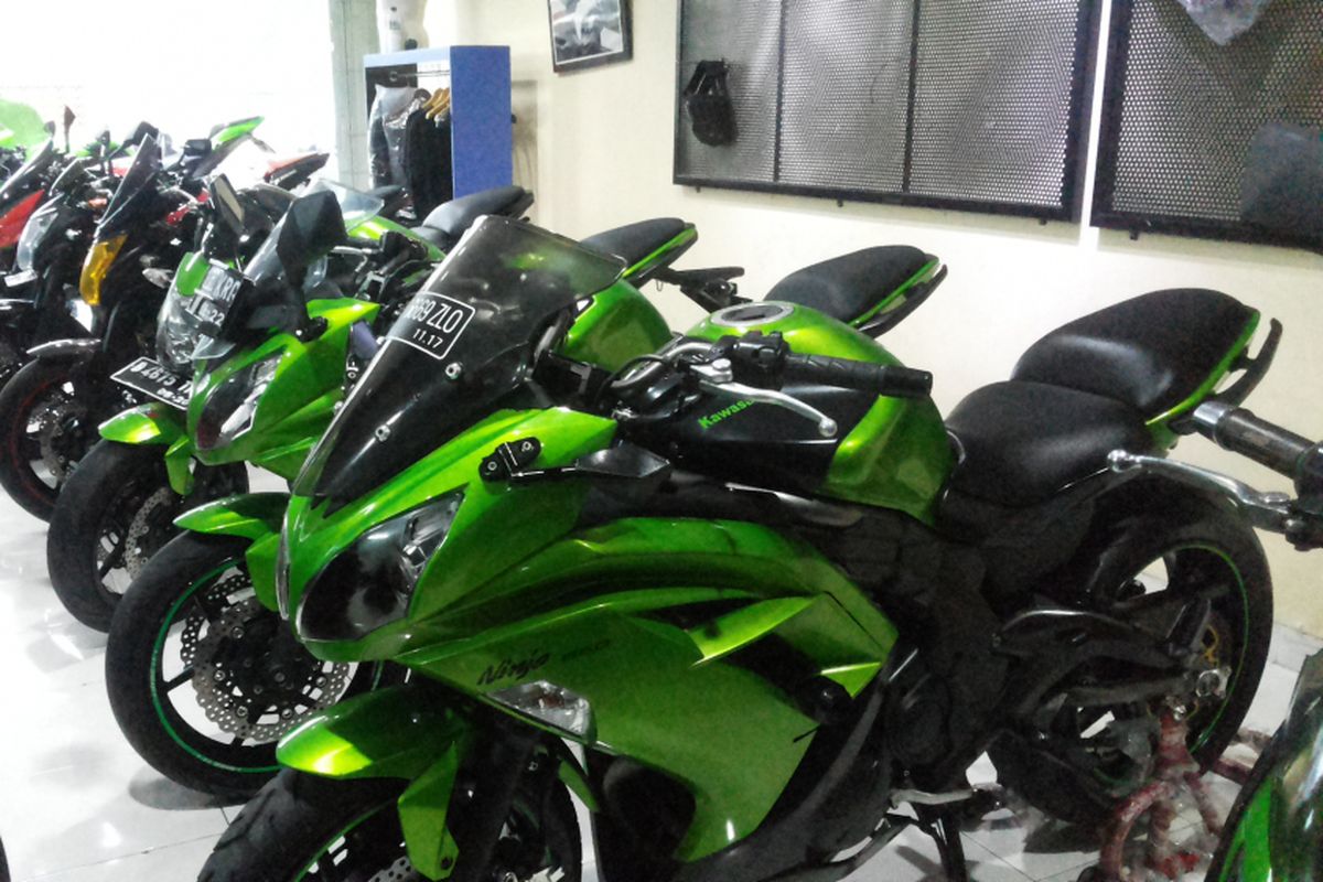 Sejumlah motor Kawasaki yang dijual diler moge seken R&J Motorsport yang beralamat di Jalan Jatiluhur, Duren Tiga, Jakarta Selatan, Jumat (9/2/2018).