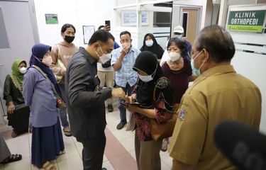 Wali Kota Surabaya Marah dan Banting Berkas Rekam Medis di RSUD Dr ...