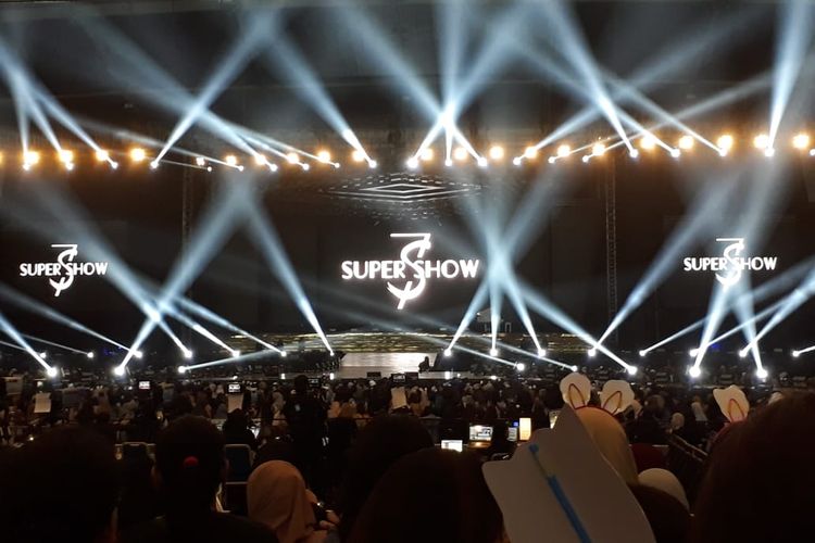 Para ELF atau penggemar Super Junior sudah memenuhi gedung Indonesia Convention Exhibition di BSD, Tangerang, Banten, Sabtu (15/6/2019) malam.