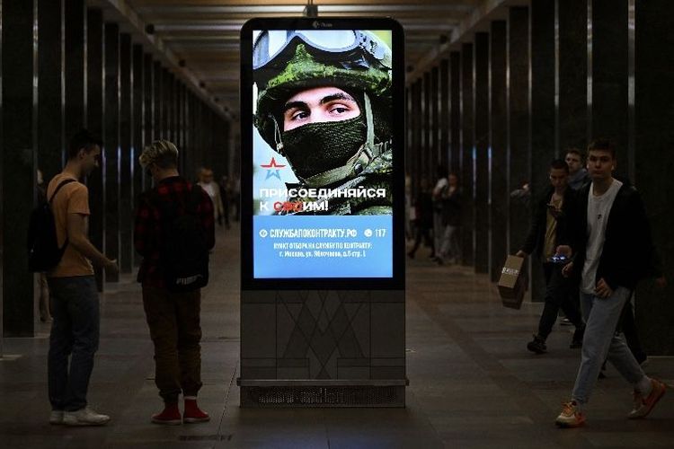 Iklan untuk bergabung dengan tentara telah menjadi pemandangan umum di Rusia.