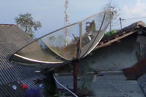 Akibat Rem Blong, Motor Tersangkut di Atap Rumah