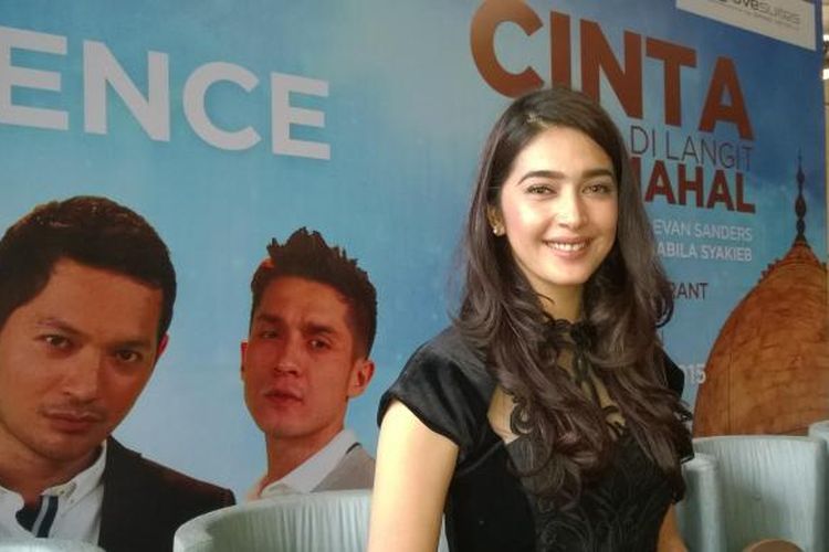 Nabila Syakieb berpose ketika hadir dalam konferensi pers sinetron seri yang ia bintangi, Cinta di Langit Taj Mahal, di kawasan Epicentrum, Kuningan, Jakarta Selatan, Kamis (28/5/2015).