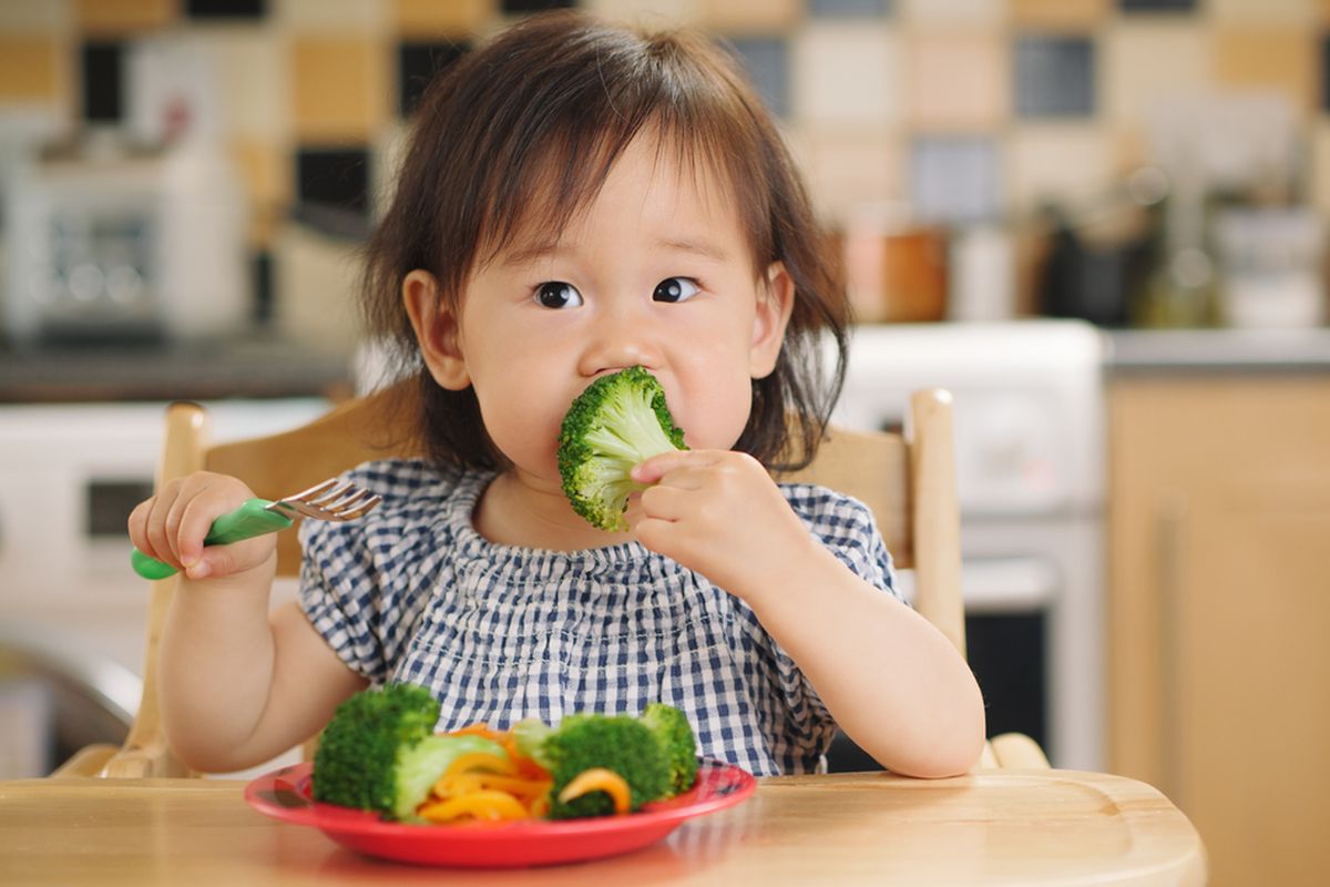 Ilustrasi anak makan sayur