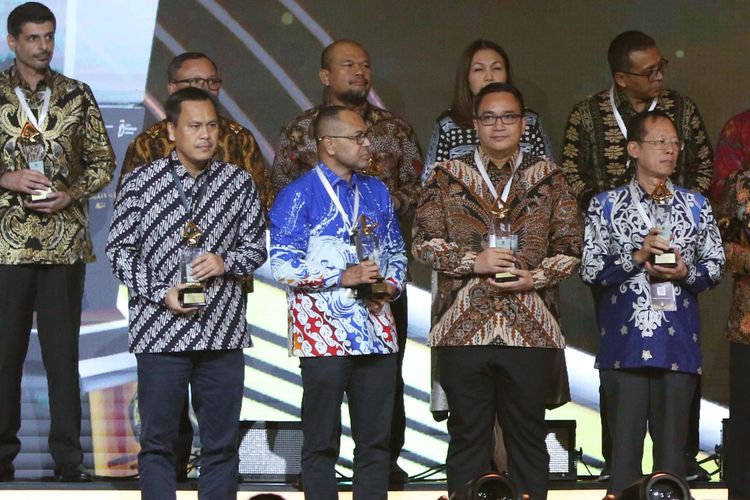 Para peraih penghargaan Subroto Award 2024 tampak berfoto bersama saat penerimaan piala di Jakarta, Kamis (10/10/2024). 