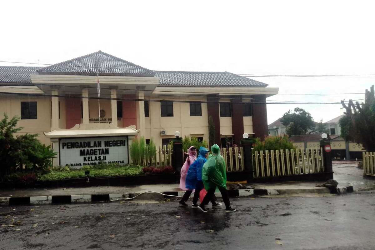 Pasca terdakwa dugaan kasus persetubuhan dengan anak tiri yang masih dibawah umur berhasil kabur dengan melompati tembok pagar, Pengadilan Negeri Kabupaten Magetan memperketat terdakwa berinteraksi dengan keluarga yang membesuk menungu sidang digelar. Selain membuat pagar di depan sel Pengadilan negeri Magetan juga memperketat pengiriman makanan dari keluarga kepada tahanan.