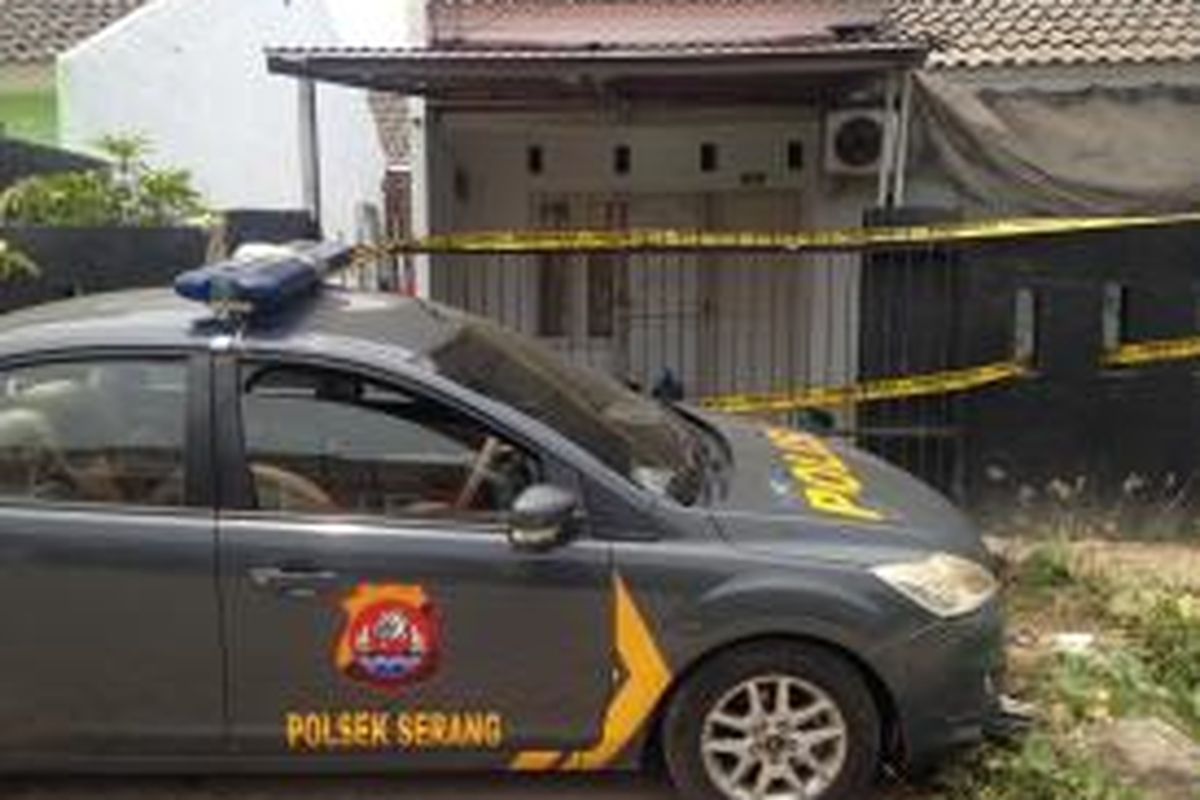 Tampak kondisi rumah pelaku pengeboman Mall Alam Sutera, LO (27), di Perumahan Banten Indah Permai, Kelurahan Unyur, Kecamatan Serang, Banten, Kamis (29/10/2015).
