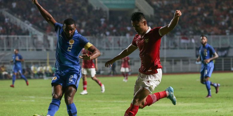 Pemain timnas Indonesia Dimas Drajad (kanan) berebut bola dengan pemain Curacao Rhu-Endly Martina pada laga kedua FIFA Matchday di Stadion Pakansari, Kabupaten Bogor, Selasa (27/9/2022). Timnas Indonesia menang dengan skor 2-1.