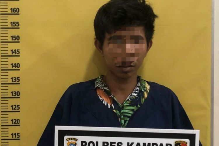 RA (28), pelaku perampokan saat diamankan di Polres Kampar, Minggu (5/2/2023).