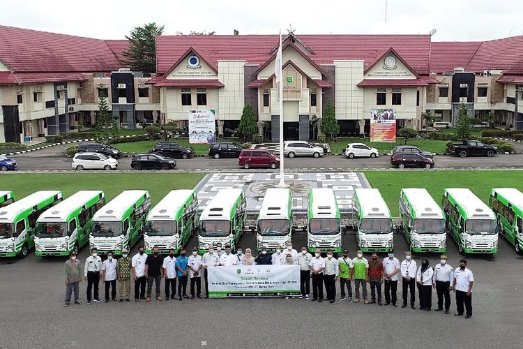 Serah terima 16 unit Bus BUMK oleh PT Berau Coal ke Kampung Dampingan di halaman kantor Bupati Kabupaten Berau