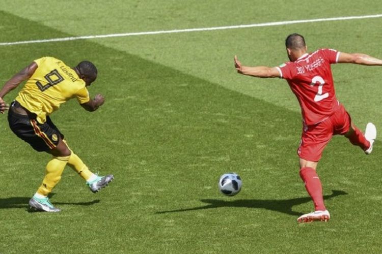 Penyerang Belgia, Romelu Lukaku, melepas tembakan ke arah gawang Tunisia pada pertandingan Grup G Piala Dunia 2018 di Moskwa, 23 Juni 2018. 