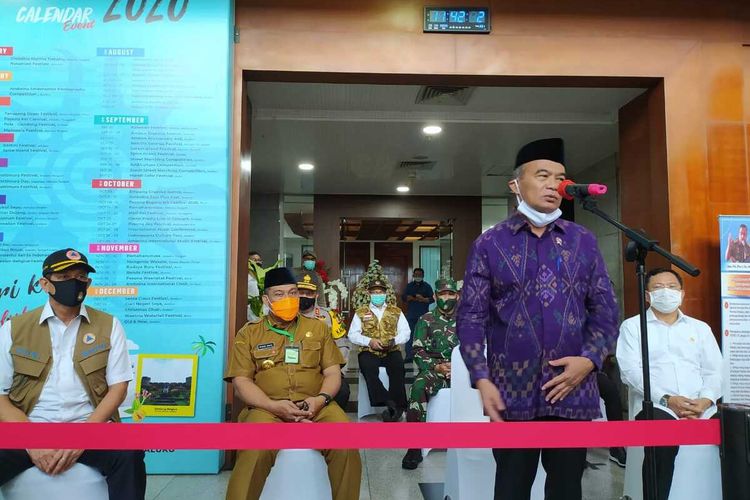 Menteri Koordinator Pembangunan Manusia dan Kebudayaan (Menko PKM) Muhadjir Effendi saat memberikan keterangan kepada wartawan di Kantor Gubernur Maluku, Senin (6/7/2020)