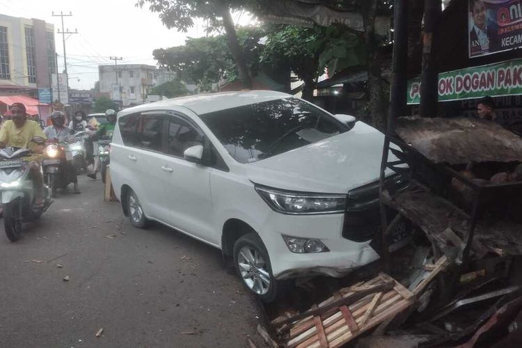 Mobil Toyota Innova Reborn menabrak pasangan suami istri hingga tewas di Jalan Sako Raya, Simpang Dogan, Depan Warung Pondok Dogan Pak Slamet, Kelurahan Sako, Kecamatan Sako, Palembang, pada Minggu (22/1/2023).