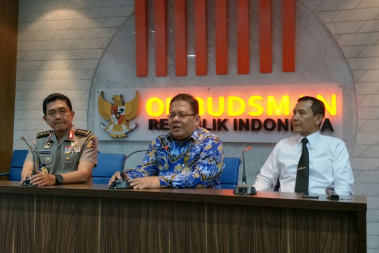 Komisioner Ombudsman Adrianus Meliala (Tengah) bersama Irwasum Polri Komjen Putut Eko Bayuseno (kiri) di Kantor Ombudsman, Jakarta, Senin (27/11/2017)