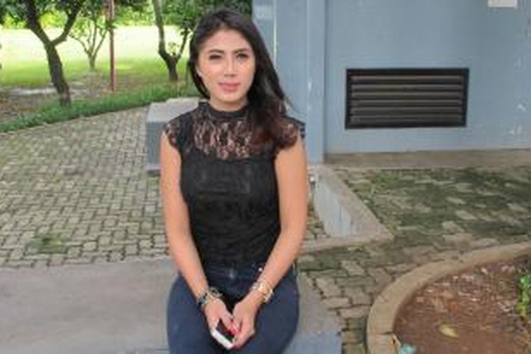 Destiya Purna Panca alias Destiara Talita (25), model majalah pria dewasa yang menjadi calon anggota legislatif (Caleg) dari Partai Keadilan dan Persatuan Indonesia (PKPI) saat ditemui Tribunnews di kampus tempatnya menimba ilmu, Universitas Esa Unggul (UEU), di kawasan Jakarta Barat, Minggu (26/1/2014). TRIBUNNEWS/BAHRI KURNIAWAN