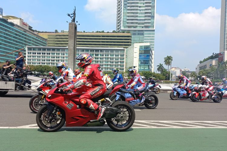 Rombongan pebalap yang mengikuti parade MotoGP dari arah Istana Negara tiba di kawasan Bundaran Hotel Indonesia (HI), Rabu (16/3/2022).