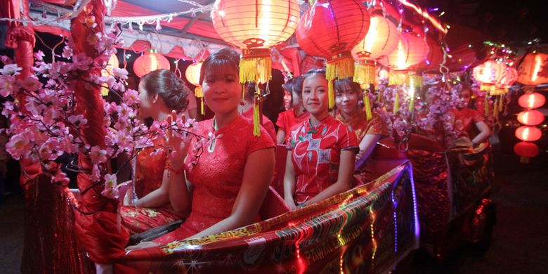 Kemeriahan Pawai Lampion dalam rangkaian puncak perayaan Imlek dan Cap Go Meh 2569 di Kota Singkawang, Kalimantan Barat, Rabu (28/2/2018).