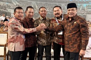 Potret Kapolri-Jaksa Agung Berjabat Tangan Bareng Panglima, Kepala BIN, dan Menko Polkam
