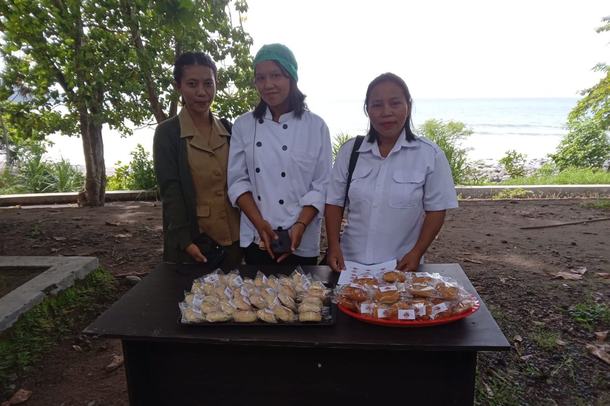 Produk kuliner berupa kompiang kopi dan roti kopi colol buatan SMKN 1 Borong, Kabupaten Manggarai Timur, NTT