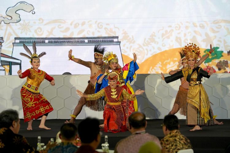 Pertunjukan tari tradisional Indonesia dalam penyerahan sertifikat inskripsi Warisan Budaya Dunia yang asli dari UNESCO di Kantor Kemendikbud Ristek, Jakarta, Kamis (25/4/2024).