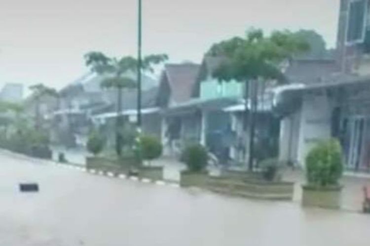 Ruas jalan di Toboali, Bangka Selatan direndam banjir, Jumat (27/12/2019).