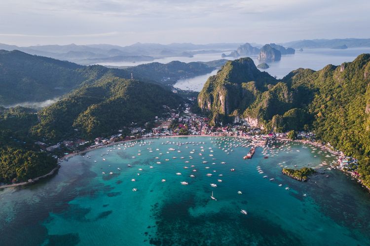 El Nido di Pulau Palawan, Filipina. Terkenal dengan pasir putih dan terumbu karang.