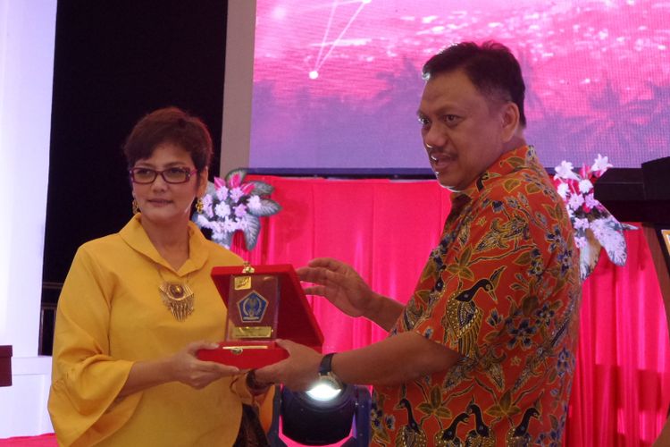 Ketua Panitia FFI 2017 Leni Lolang dan Gubernur Sulawesi Utara Olly Dondokambey di rumah dinas gubernur di Manado, Sulawesi Utara, Jumat (10/11/2017). 