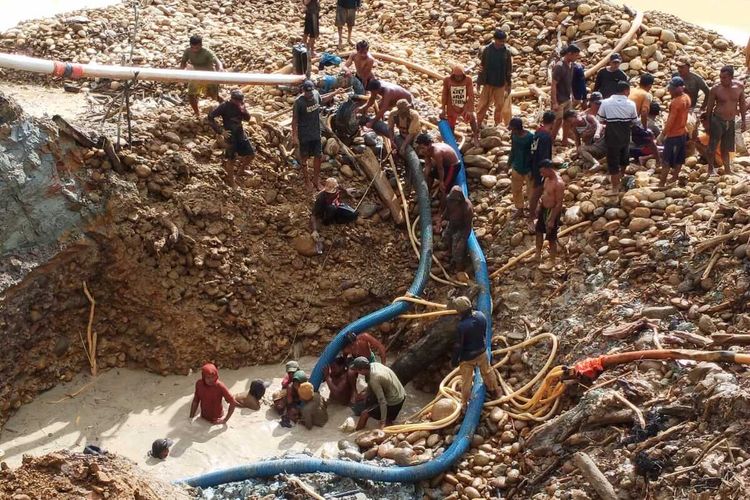 Dua warga ditemukan tewas, usai tertimbun tanah longsoran yang mereka gali, saat mencari emas di lahan eks PT Madinah Madani Mining (M3), di Desa Lancat, Kecamatan Lingga Bayu, Kabupaten Mandailing Natal, Senin (3/10/2022). Masyarakat saat melakukan pencarian dan mengevakuasi jenazah korban.
