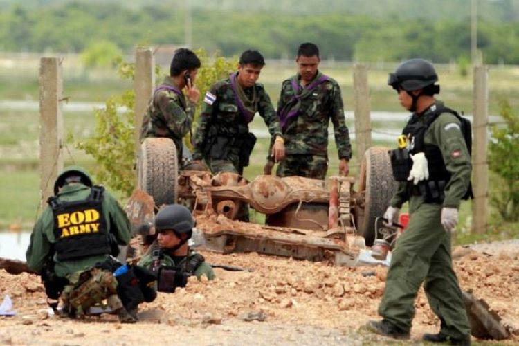 Enam tentara Thailand mencari pecahan bom di area ledakan di Pattani, Thailand, Senin (19/6/2017). Ledakan itu menewaskan enam tentara dan melukai empat lainnya.