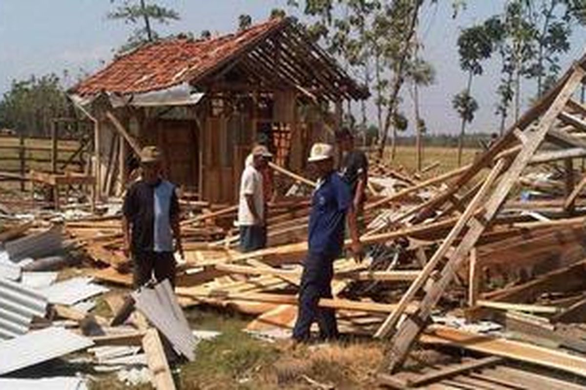 Ilustrasi: Rumah rusak akibat angin puting-beliung.