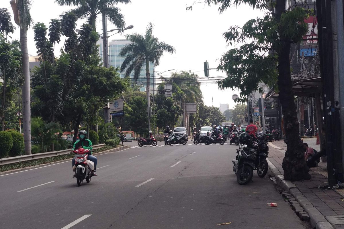 Jalan Cideng Timur ke arah Tanah Abang ditutup warga, Rabu (22/5/2019).