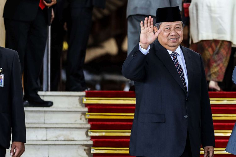 Mantan Presiden Susilo Bambang Yudhoyono dan Boediono tiba sebelum acara  pelantikan presiden dan wakil presiden di Komplek Parlemen, Senayan, Jakarta, Minggu (20/10/2019)