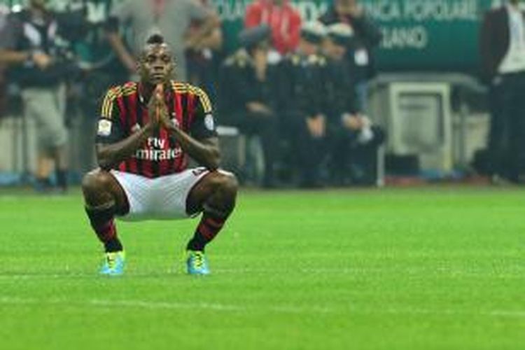 Ekspresi bomber AC Milan, Mario Balotelli, saat gagal menyarangkan bola dari titik putih saat melawan Napoli pada lanjutan Serie-A di Stadion San Siro. 22 September 2013. Laga tersebut berakhir 2-1 untuk kemenangan Napoli. 