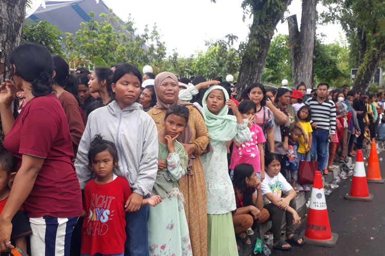 Desak-desakan, Ribuan Warga Antre Dapatkan Sembako dari Bobby Nasution