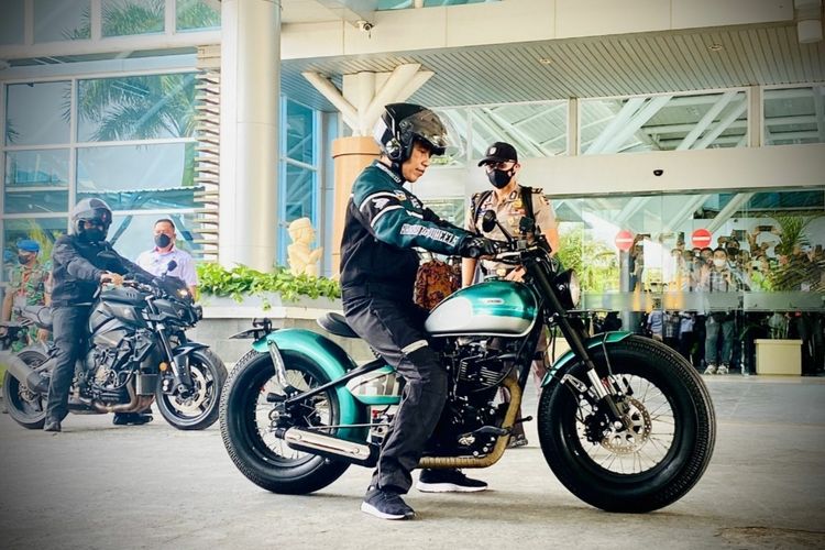 Naik motor Kawasaki W175 custom berwarna hijau metalik, Presiden Joko Widodo bersiap menjajal jalan bypass BIL-Mandalika di NTB, Kamis (13/1/2022).